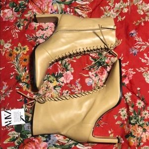 Size 8 Zara laced leather high heel ankle bootie